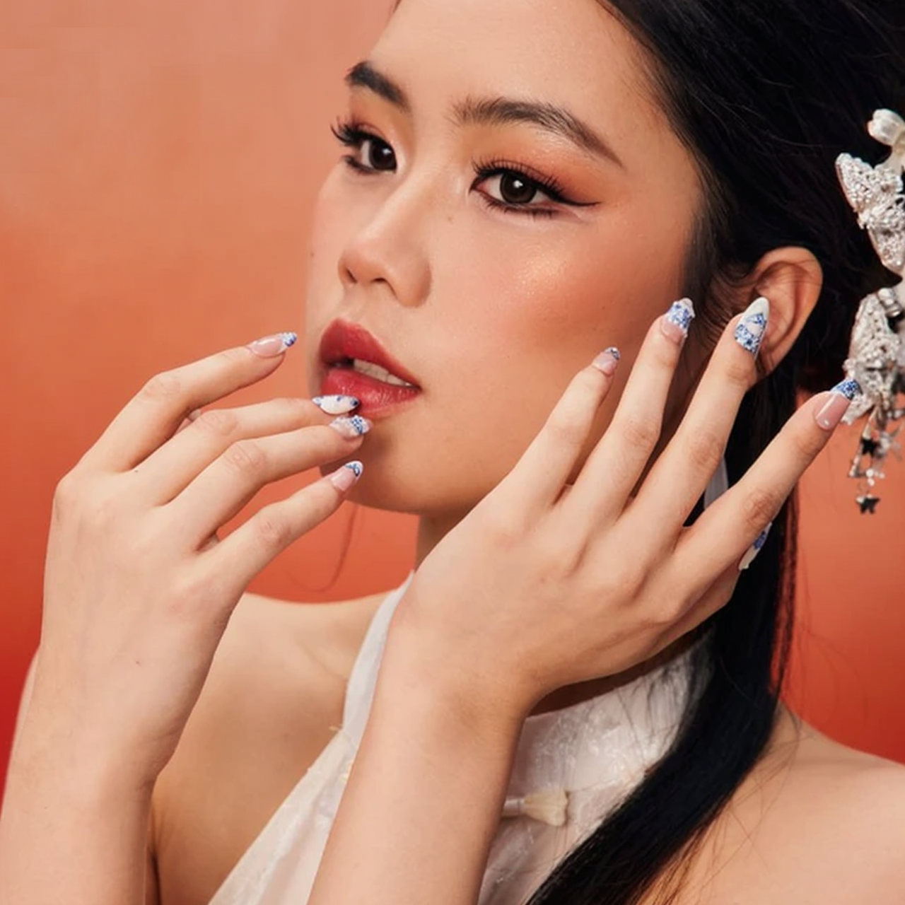 Exquisite Chinese - Style Nail Art Tips: Blue - and - White Porcelain Inspired Elegance